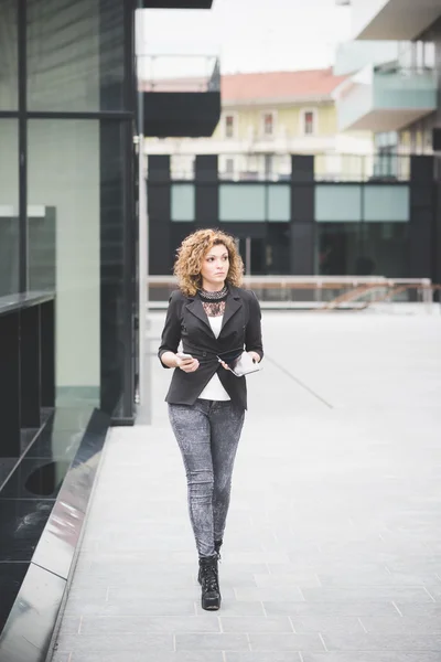 Business woman walking through the city — стоковое фото