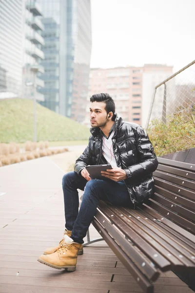 Hombre de negocios sentado en el banco en el parque — Foto de Stock