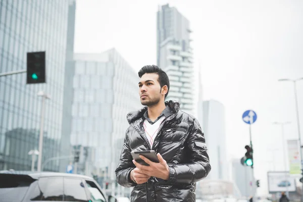 Hombre de negocios usando una tableta en la calle — Foto de Stock
