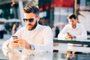 akıllı telefonlar kullanarak iş adamları