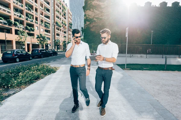 Homens de negócios andando na cidade — Fotografia de Stock