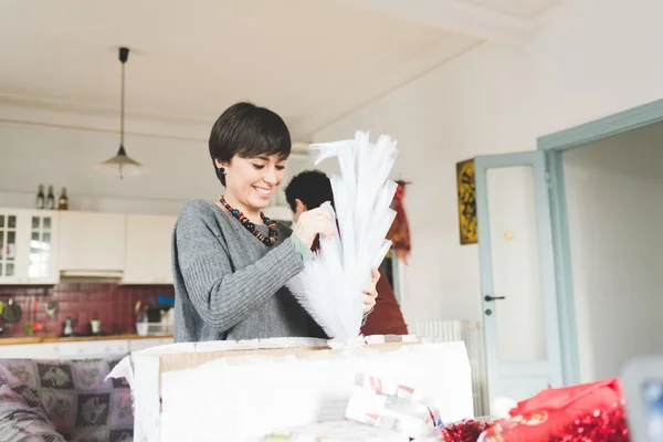 Mann und Frau packen Weihnachtsbaum aus — Stockfoto