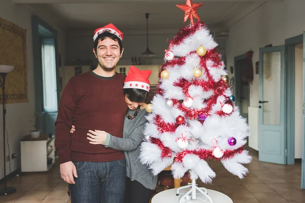 Coppia posa vicino all'albero di Natale — Foto Stock