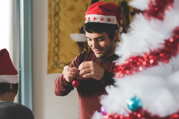 Uomo assemblaggio albero di Natale — Foto Stock