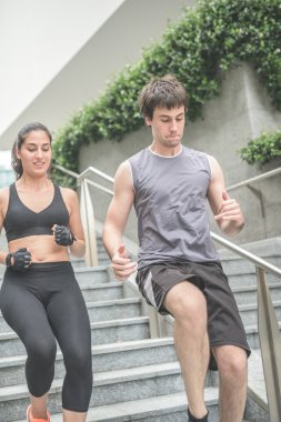 Sportif erkek ve kadın aşağı çalışan