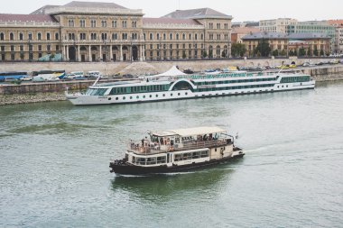 Tuna Nehri cruise gemi biri