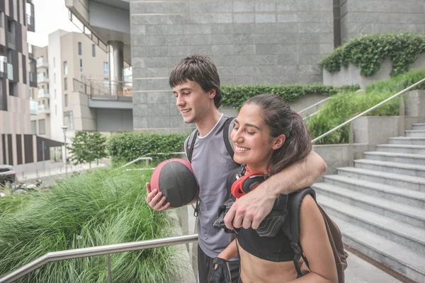 Sportive man and woman walking downstairs — Φωτογραφία Αρχείου