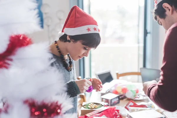 Uomo e donna assemblaggio albero di Natale — Foto Stock