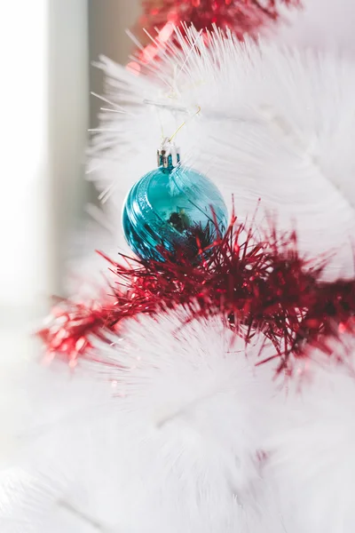 Рождественская елка, украшенная маленьким шаром — стоковое фото