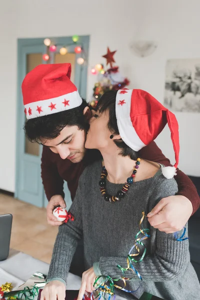 Paar verpackt Weihnachtsgeschenk — Stockfoto