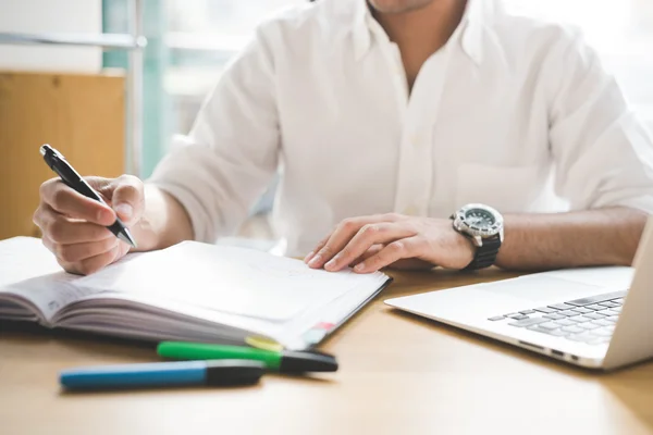 Empresário escrevendo na agenda — Fotografia de Stock