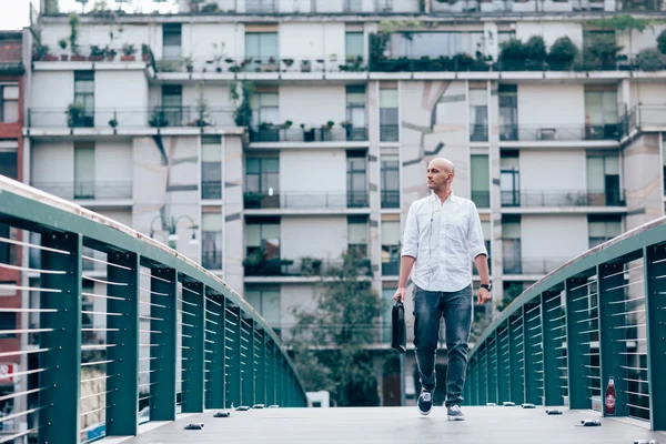 Uomo d'affari a piedi musica all'aperto ascolto — Foto Stock