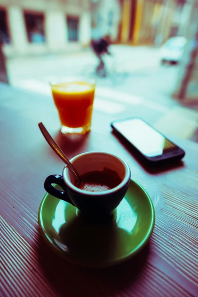 Tasse Kaffee und Smartphone — Stockfoto
