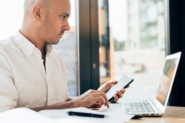 Uomo d'affari seduto con un computer portatile — Foto Stock