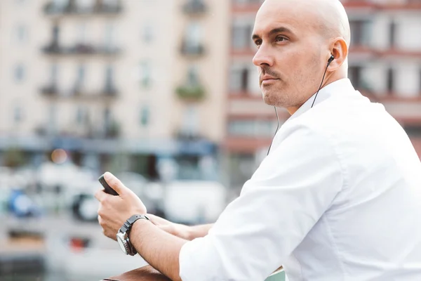 Businessman listening music with earphones — Stock Photo, Image