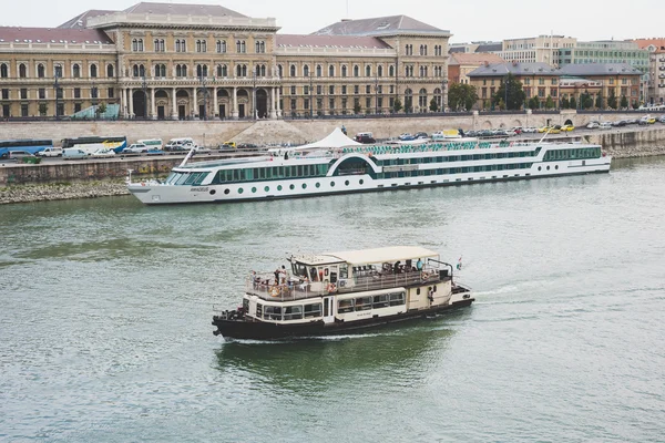 Un des nombreux navires de croisière sur le Danube — Photo