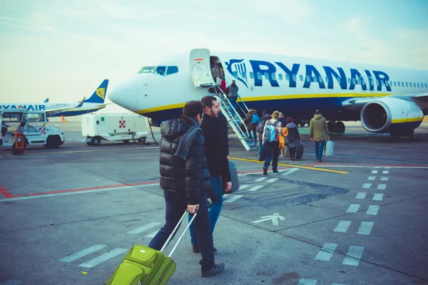 Pessoas que transportam bagagem embarque no avião da Ryanair — Fotografia de Stock