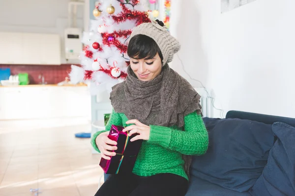 Donna scartando un regalo di Natale — Foto Stock