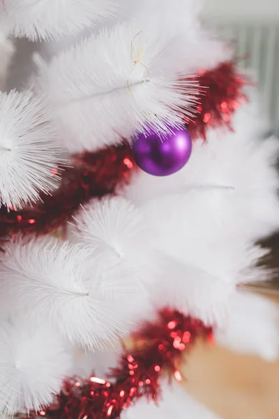 Karácsony fa díszített színes kis labda — Stock Fotó