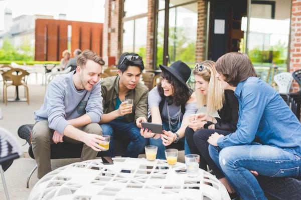 Freunde sitzen in einer Bar — Stockfoto