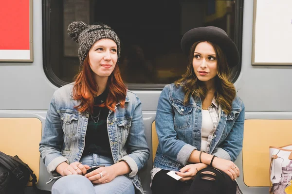 Жінки, що використовують ескалатор у метро — стокове фото