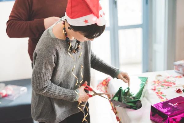 Frau verpackt Weihnachtsgeschenk — Stockfoto