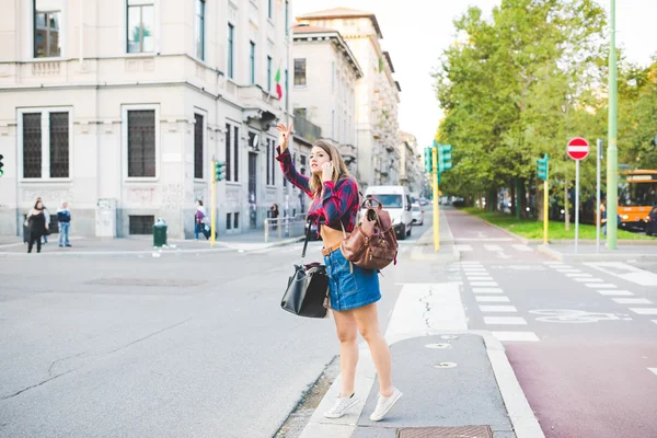 Donna che chiede un taxi — Foto Stock