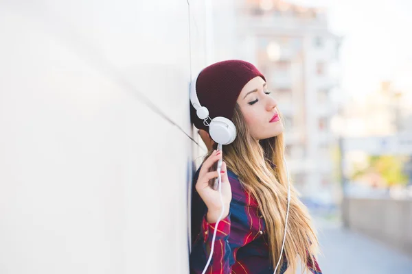 Femme appuyée contre le mur — Photo