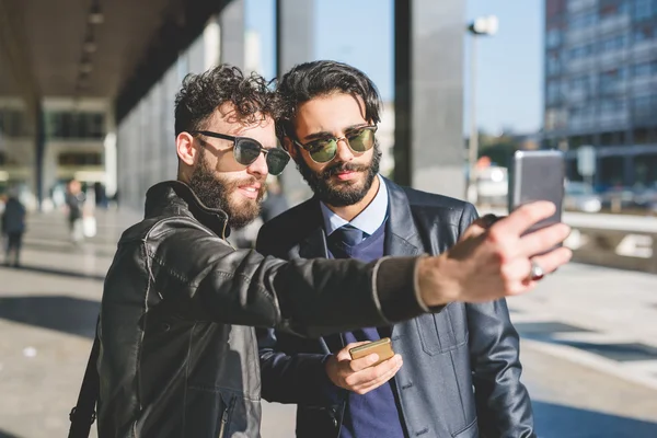 Hombres al aire libre en la ciudad tomando selfie — Foto de Stock