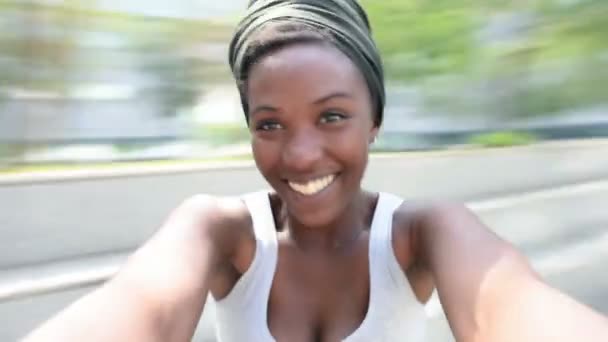 Mujer africana jugando alrededor — Vídeos de Stock