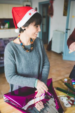 kadın Noel hediyesi sarma 