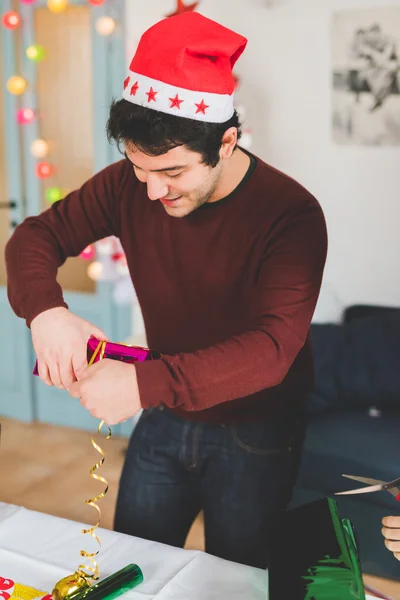 Hombre envolviendo regalo de Navidad — Foto de Stock