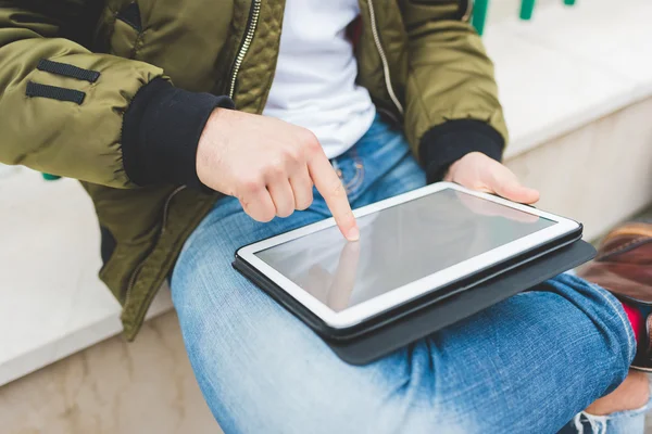 Mâna unui om folosind o tabletă — Fotografie, imagine de stoc