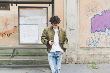 adam bir otobüs durağı yaslanmış