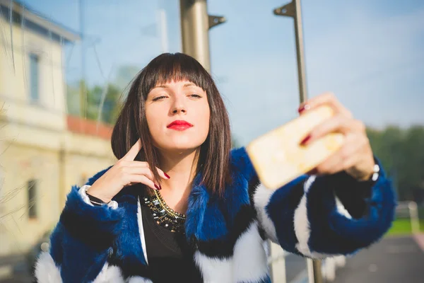Mujer oriental en parada de autobús tomando selfie —  Fotos de Stock