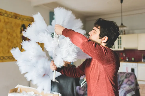 Homme déballage arbre de Noël — Photo