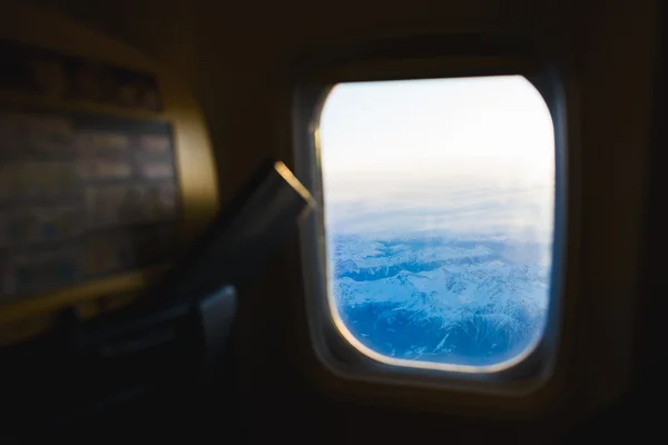 Вид через окно самолета — стоковое фото