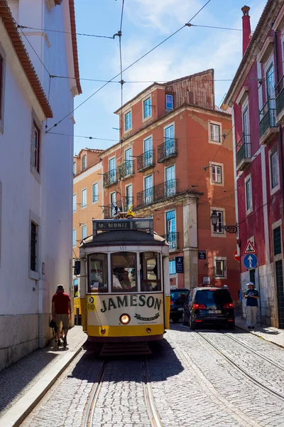 Tramwajem nr idzie przez ulicę miasta Lizbona — Zdjęcie stockowe