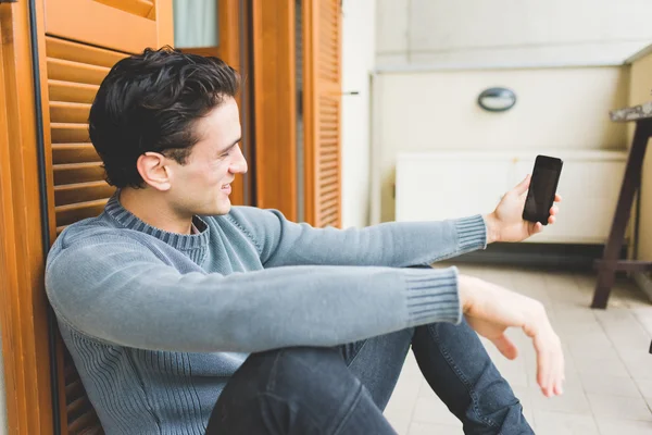 Man op balkon selfie te nemen — Stockfoto