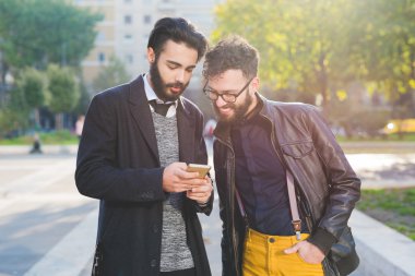 Akıllı telefon kullanan iş adamı 