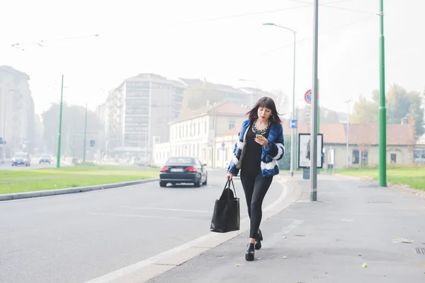 Frau läuft draußen in der Stadt — Stockfoto