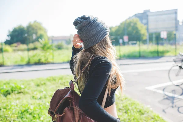 Kvinna som bär hatt och ryggsäck — Stockfoto