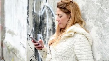 kadın smartphone ile müzik dinleme