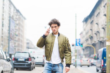 yürüyüş, smartphone konuşan adam