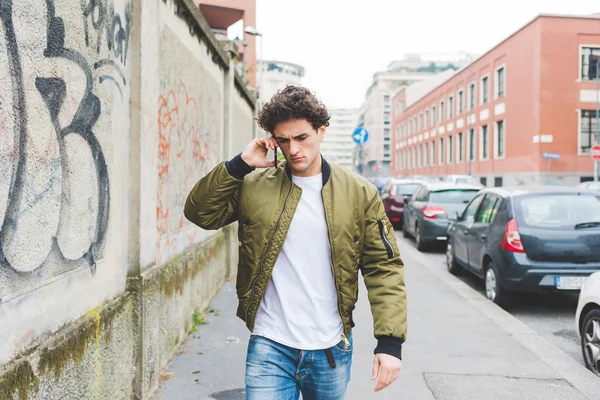 Hombre caminando, hablando por teléfono inteligente —  Fotos de Stock