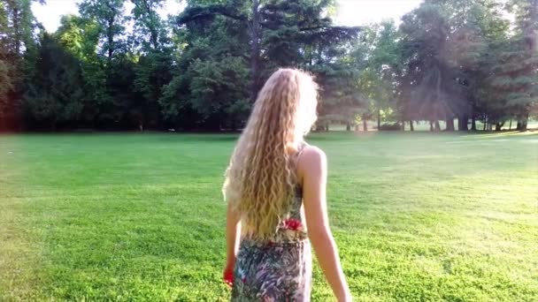 Женщина гуляет в городском парке — стоковое видео