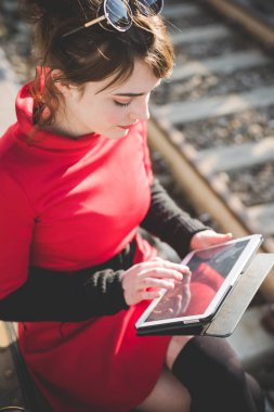 Tablet kullanan kadın 