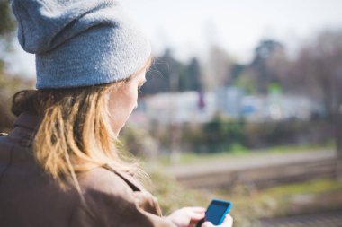 Akıllı telefon kullanan bir kadın.