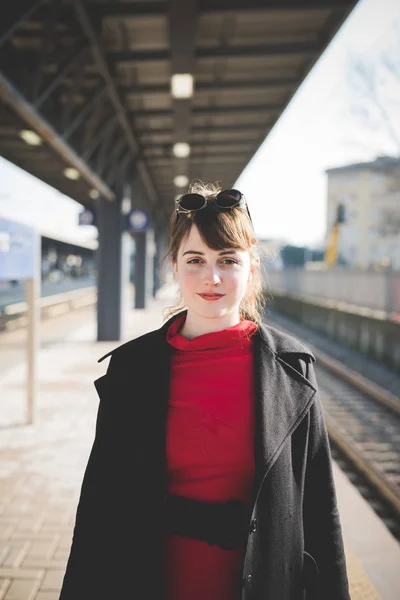 Donna a macchina fotografica all'aperto in città — Foto Stock