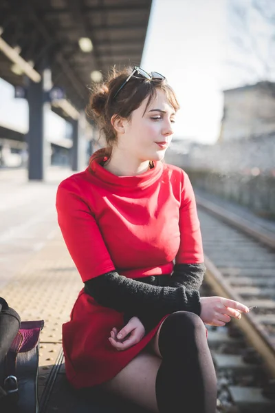 Vrouw roken bij station — Stockfoto